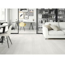 Heller Wohnraum mit Schreibtisch, Stuhl und Bücherregal