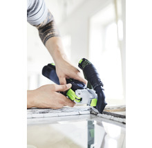 Eine Person entfernt alte Farbe von einem Fensterrahmen mit einem Multifunktionswerkzeug.