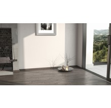 Innenraum mit Holzboden, Kamin und Blick ins Grüne