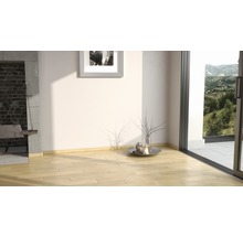 Heller Raum mit Holzboden, Kamin und Blick ins Grüne