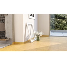 Innenraum mit Korkboden und passenden Sockelleisten