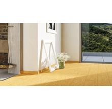 Heller Raum mit Korkboden, Zierleisten und Blick ins Grüne