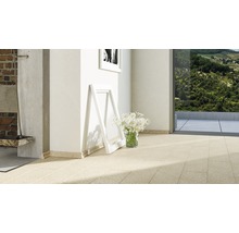 Heller Raum mit Fliesenboden, Blumen und Dekorationen