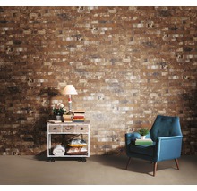 Wohnzimmer mit Ziegelwand, Sessel und Beistelltisch