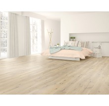 Heller Raum mit Holzboden, Bett und Fenstern