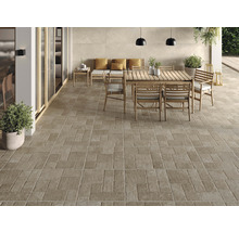 Terrasse mit Bodenfliesen im Steinmuster und Gartenmöbeln