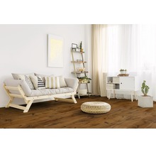 Heller Wohnraum mit Holzboden, Sofa, Regal und Dekoration