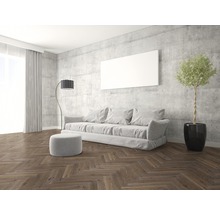 Wohnzimmer mit Sofa, Stehlampe, Zimmerpflanze und Parkettboden