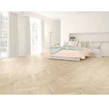 Heller Raum mit Fischgrätenparkett, Bett und Fenstern