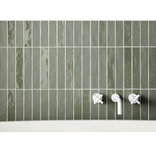 Wandfliesen in einem Badezimmer mit drei Armaturen