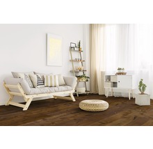 Helles Wohnzimmer mit Holzfußboden, Sofa, Regal und Kommode