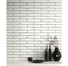 Wandfliesen im Backsteinformat über einem Regal mit dekorativen Vasen