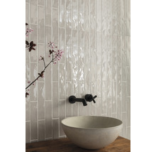 Badezimmer mit länglichen Wandfliesen, Aufsatzwaschbecken und Armatur