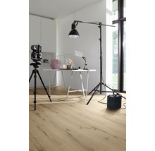 Produktionsstudio mit Kamera auf Stativ, Tisch, Lampe und verlegtem Bodenbelag