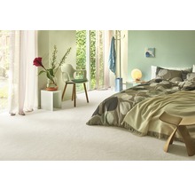 Helles Schlafzimmer mit Bett, Stuhl, Fenster und Teppich