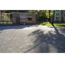 Grauer Pflasterbelag vor einem Gebäude mit der Aufschrift Campus Office.