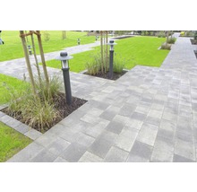 Gartenweg mit Betonpflastersteinen und Außenleuchten