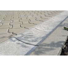 Betonpflastersteine und Entwässerungsrinne aus Beton