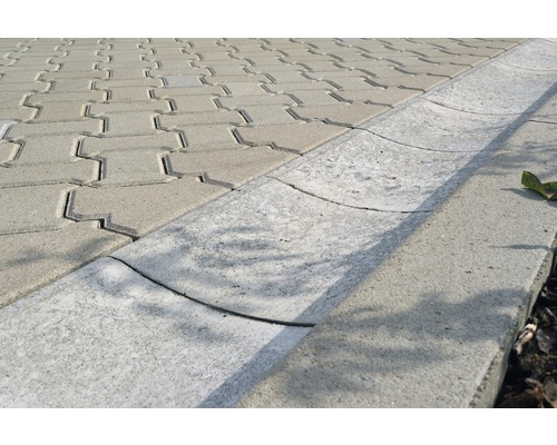 Betonpflastersteine und Entwässerungsrinne aus Beton