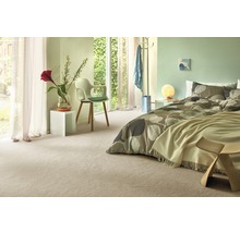 Helles Schlafzimmer mit Teppichboden, Bett und Stuhl