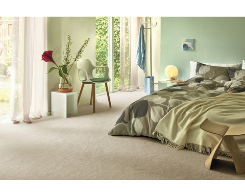 Helles Schlafzimmer mit Teppichboden, Bett und Stuhl