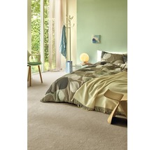 Helles Schlafzimmer mit Bett, Teppich und Tageslicht