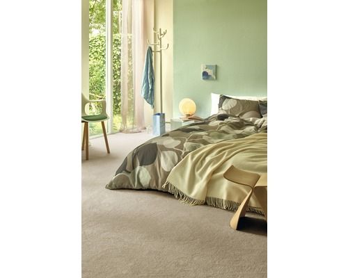 Helles Schlafzimmer mit Bett, Teppich und Tageslicht