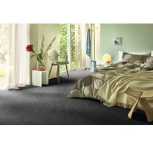 Schlafzimmer mit Bett und grauen Teppichboden