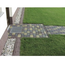 Gartenweg mit Rasenfläche und Entwässerungsrinne