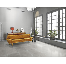 Wohnzimmer mit Sofa, Kommode und großen Fenstern