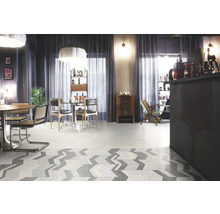 Interieuransicht eines Raumes mit Fliesenboden in Chevron-Muster, Tischen und Stühlen