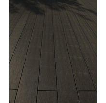 Nahaufnahme von dunklen Terrassendielen