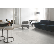 Wohnzimmer mit Fliesenboden, Sofa, Stuhl und Tisch