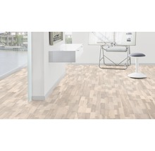 Helles Zimmer mit Holzboden im Fischgrätmuster, Schreibtisch und Hocker