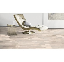 Heller Raum mit Holzboden, Liege und Beistelltisch