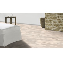 Heller Holzboden im Wohnraum mit Möbeln.