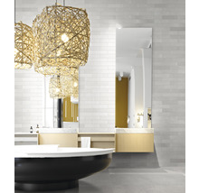 Badezimmer mit freistehender Badewanne, Waschtischen, Spiegeln und dekorativen Hängelampen.