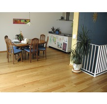 Esszimmer mit Holzboden, Esstisch und Stühlen.