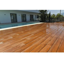 Holzterrasse neben einem Pool im Außenbereich.