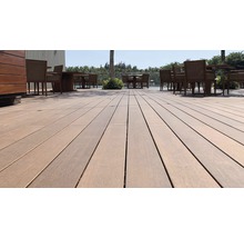 Terrasse mit Holzdielen und Sitzgelegenheiten im Freien.