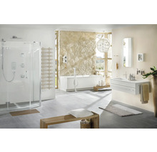 Helles Badezimmer mit Dusche, Badewanne, Waschtisch und Sitzbank für eine freundliche Atmosphäre.