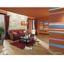 Wohnzimmer mit Couch, Tisch, Lampe und Dekoration