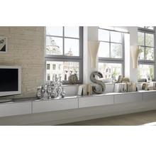 Helles Wohnzimmer mit weißen Möbeln, Dekoration und großen Fenstern.