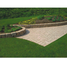 Gartenweg mit Pflastersteinen und Natursteinmauern