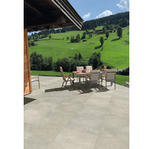 Terrasse mit Fliesen und Sitzgruppe vor Berglandschaft