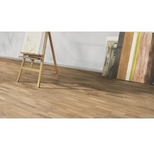 Verlegtes Laminat mit Staffelmuster, Staffelmuster und Staffelmuster mit Staffelmuster im Raum mit Staffelmuster