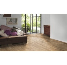 Wohnzimmer mit Holzboden, Couch und Kommode