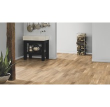 Helles Zimmer mit Holzboden, Waschbecken und Brennholzregal