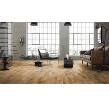 Wohnzimmer mit Holzboden, Sessel und Couch