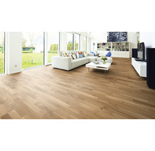 Helles Wohnzimmer mit Eichenparkett, Sofa und Wohnzimmermöbeln